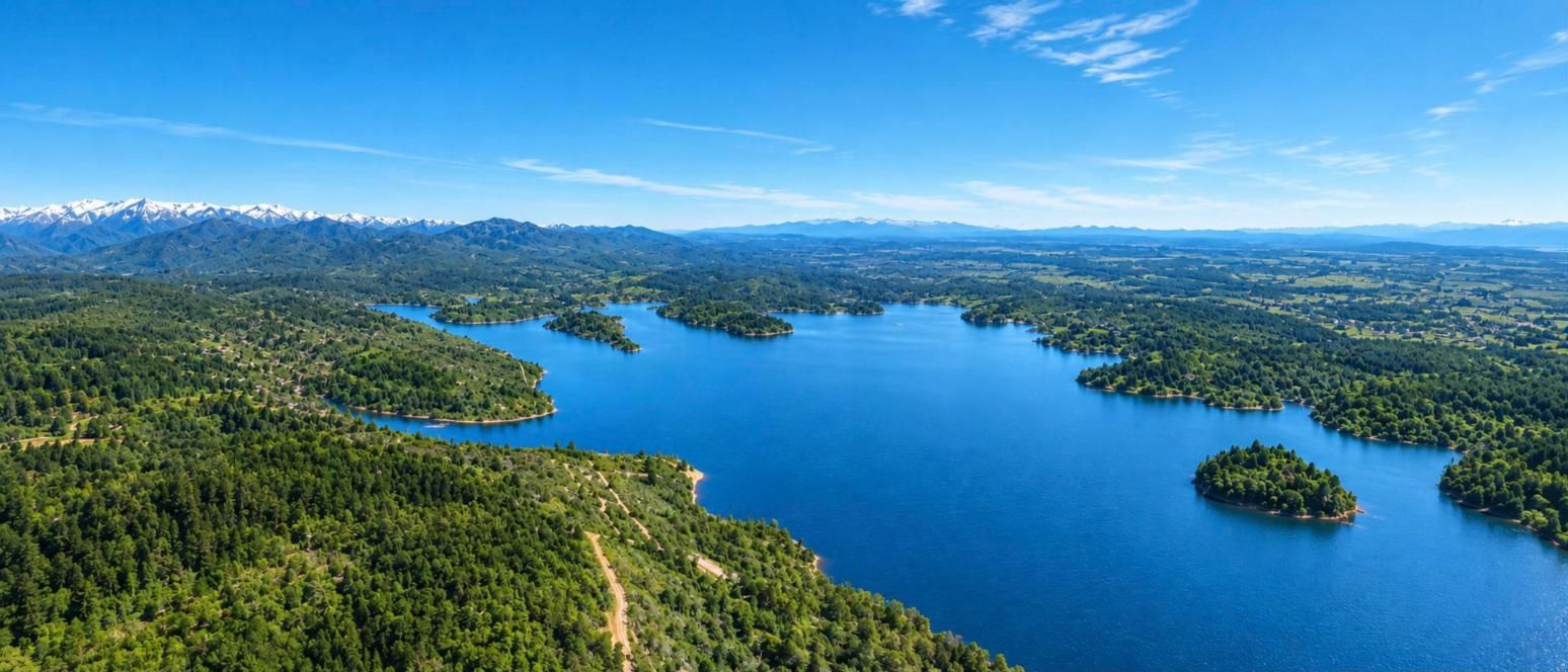 Vista panorámica aérea del Embalse Digua con la cordillera nevada