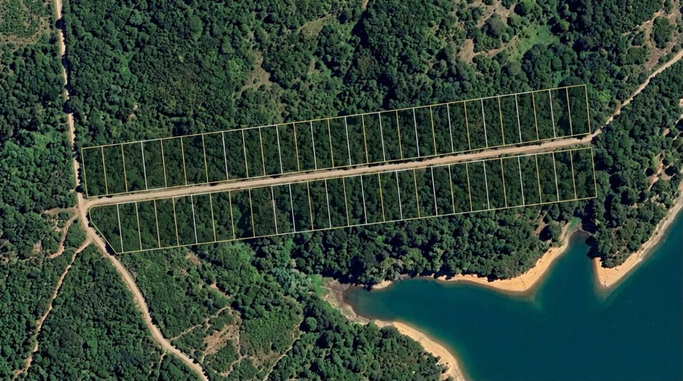 Vista aérea del masterplan con 24 parcelas a ambos lados del camino interior, junto al embalse