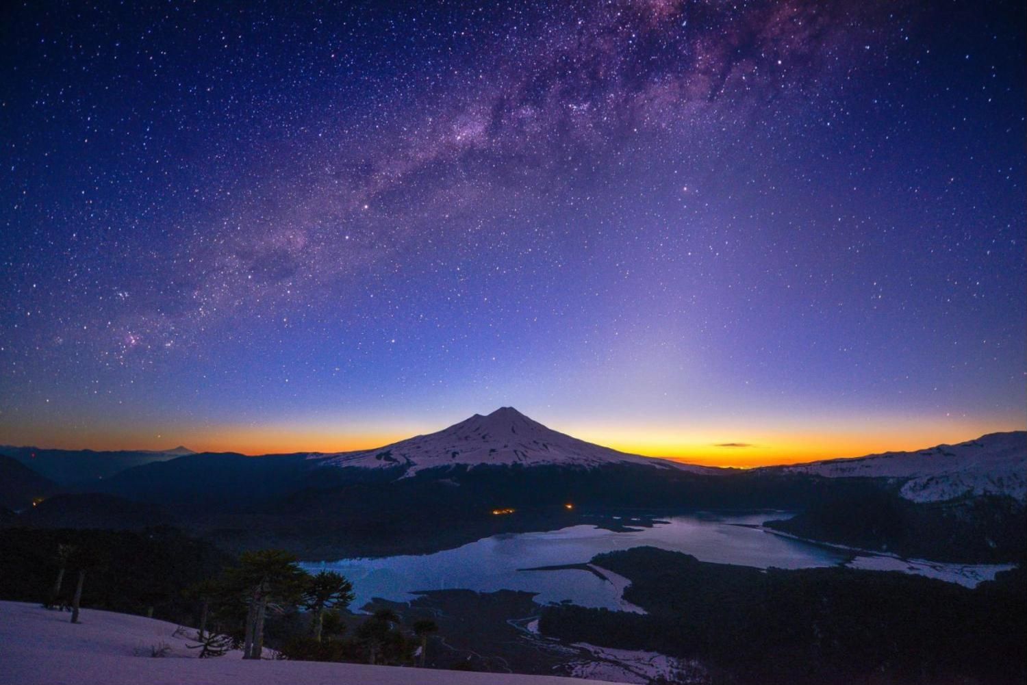 Cielo nocturno con la Vía Láctea sobre un volcán nevado en La Araucanía