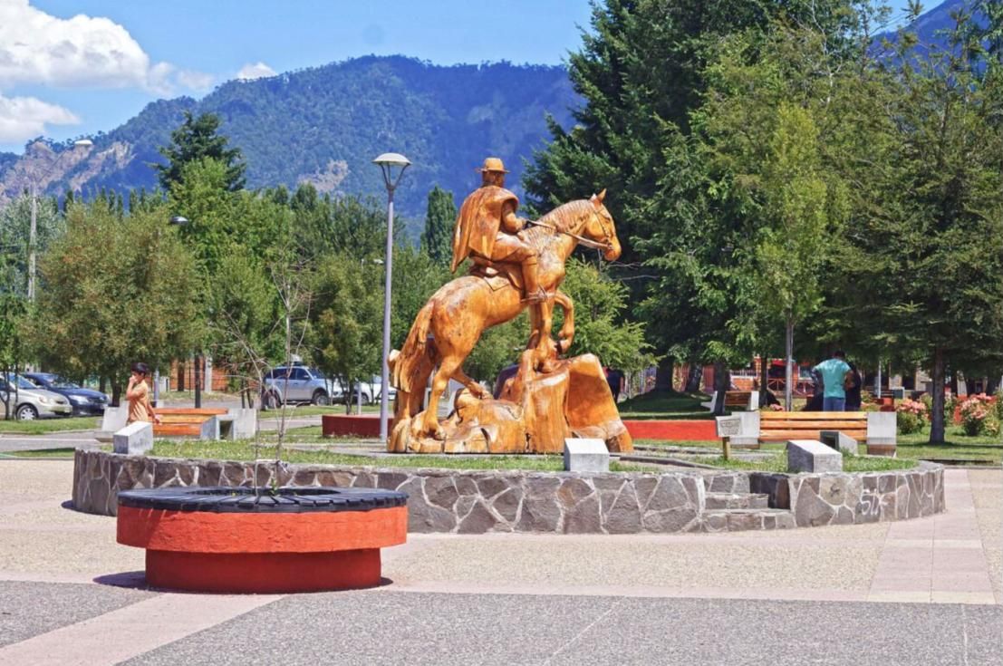 Plaza de Lonquimay con escultura de un jinete