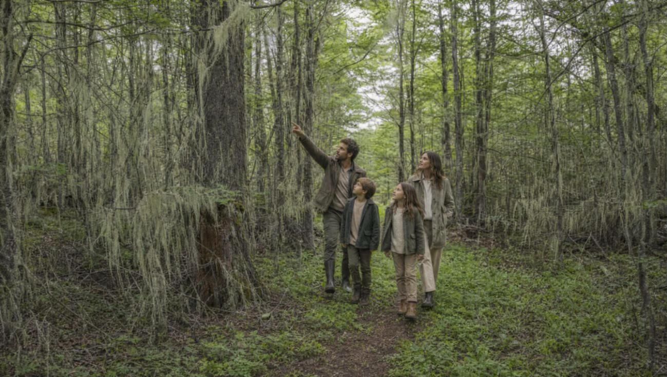 Familia caminando por el bosque