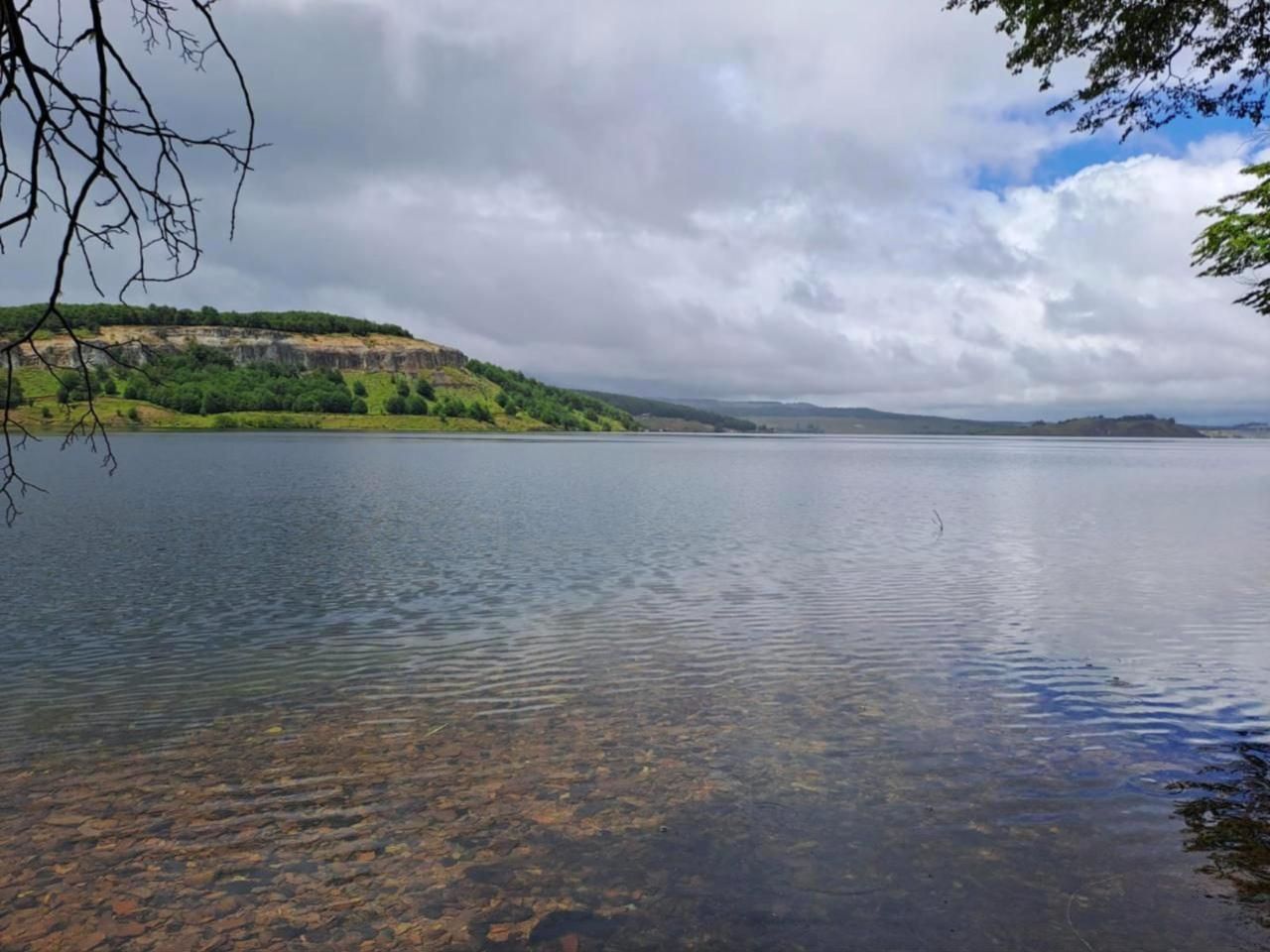 Lago Pollux con la meseta al fondo y aguas cristalinas