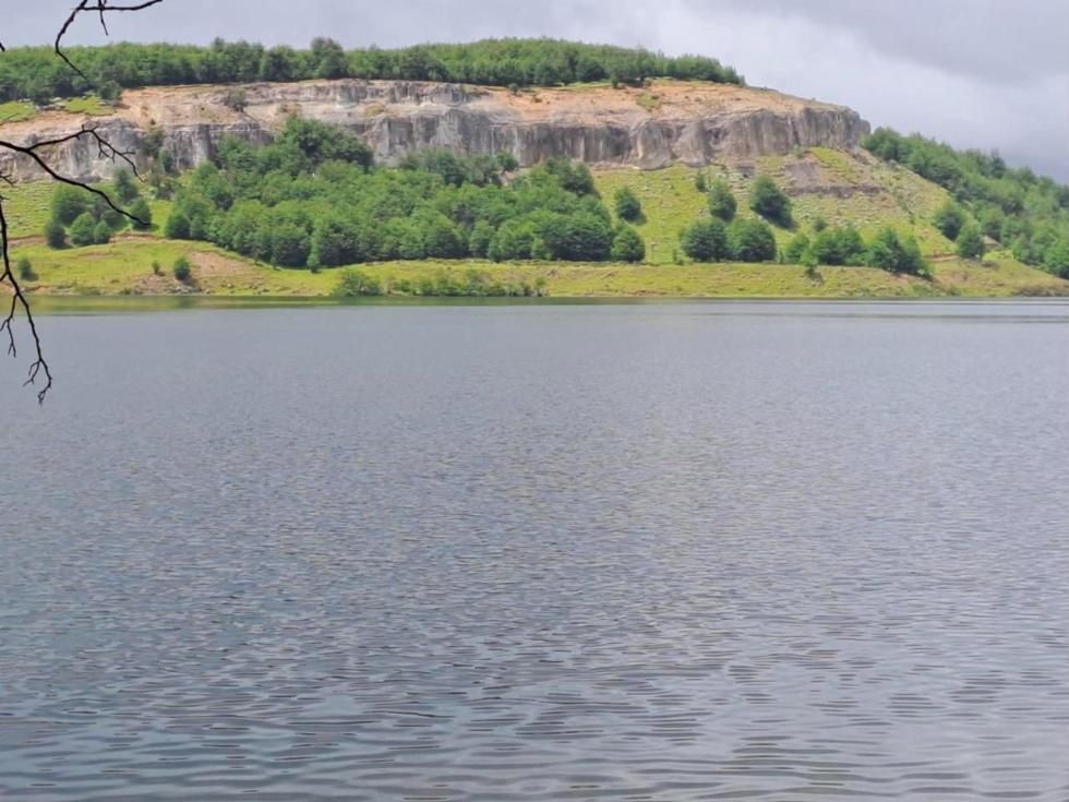 Meseta rocosa sobre el Lago Pollux