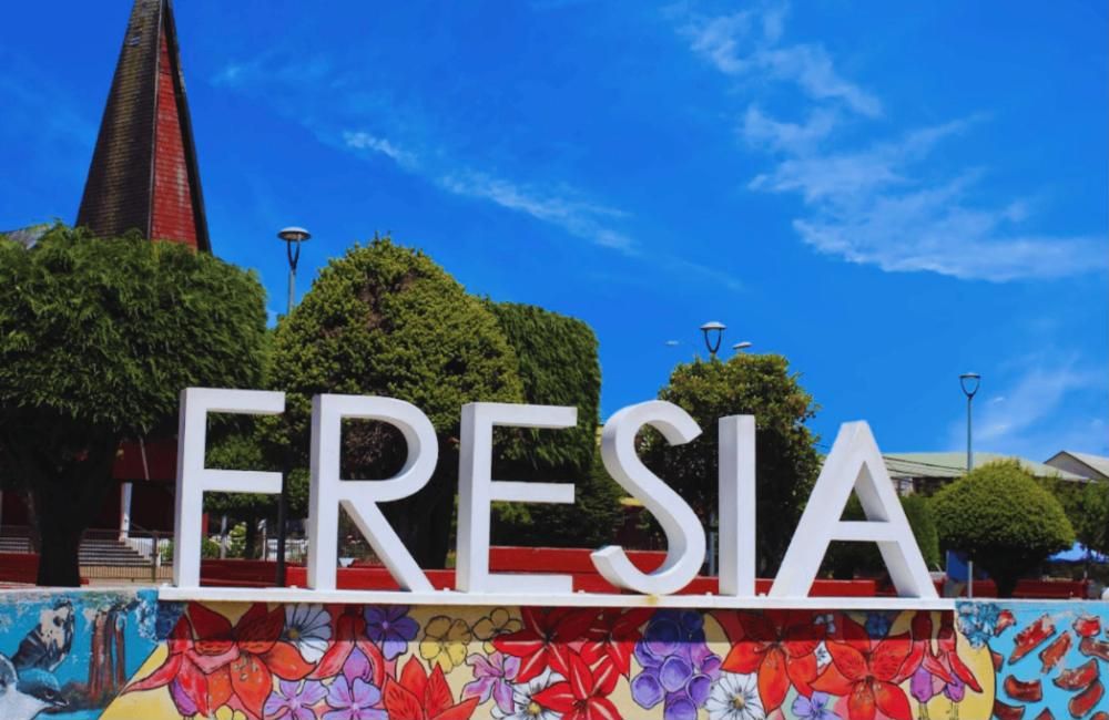 Letrero de Fresia en la plaza