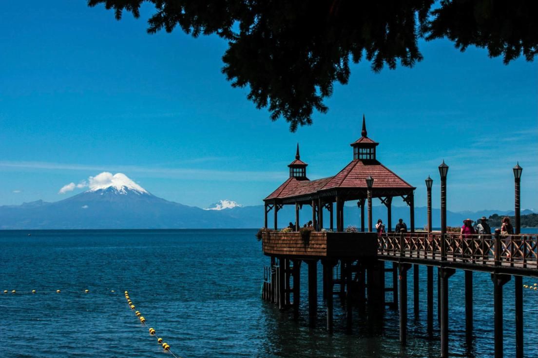 Muelle de Frutillar con el volcán Osorno al fondo