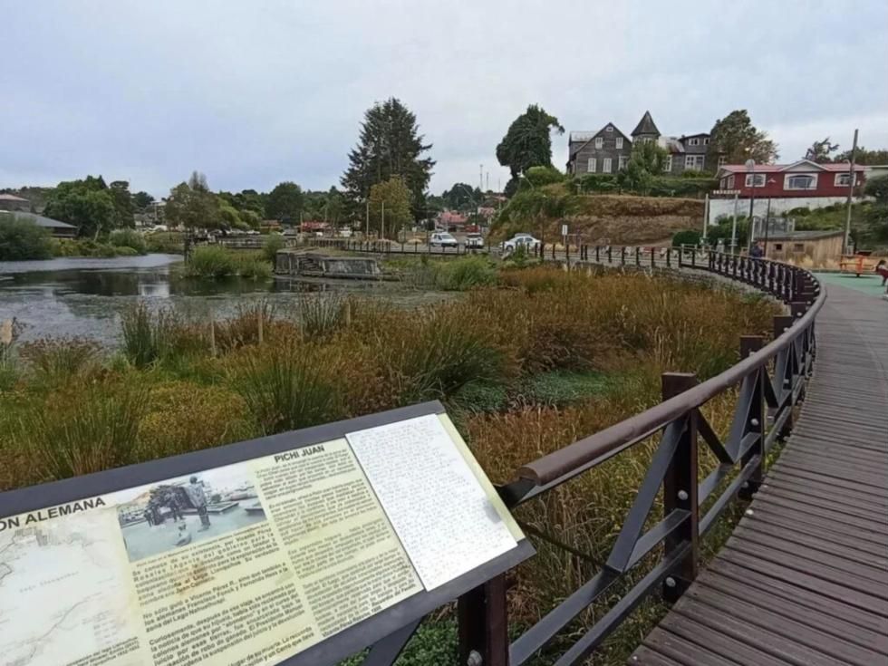 Paseo costero de madera en Puerto Varas