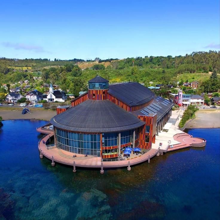 Teatro del Lago sobre el Lago Llanquihue